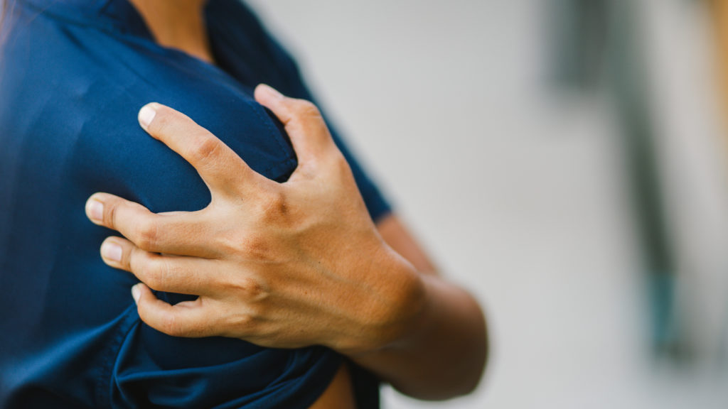 a woman suffering rotator cuff shoulder pain